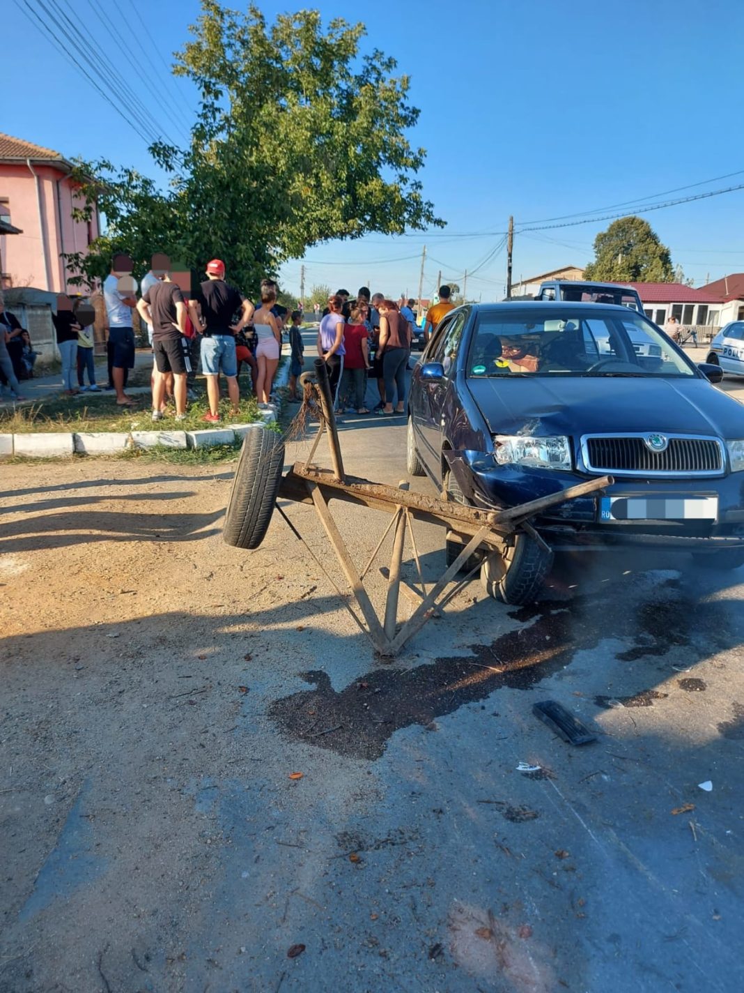 Impact între o mașină și o căruță