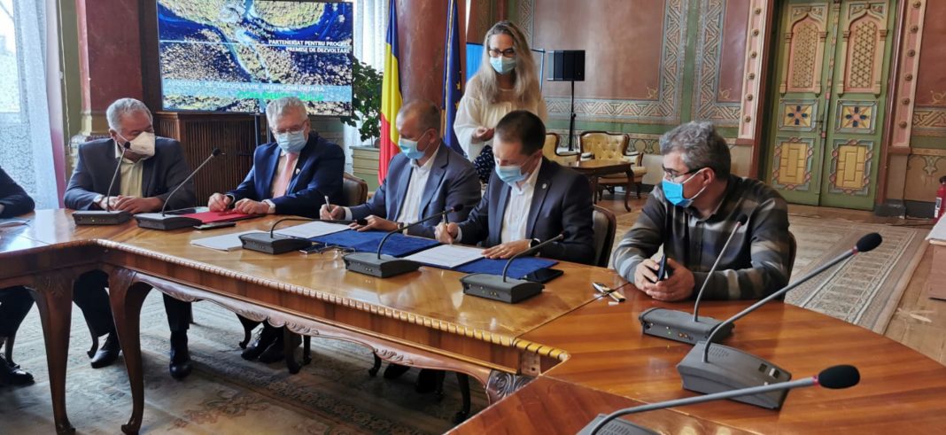 Memorandumul de intenție care prevede crearea structurii de cooperare a fost semnat joi de către președintele Consiliului Județean Dolj, Cosmin Vasile, președintele Consiliului Județean Gorj, Cosmin Popescu, și vicepreședintele Consiliului Județean Hunedoara Ion Bădin