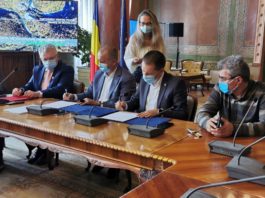 Memorandumul de intenție care prevede crearea structurii de cooperare a fost semnat joi de către președintele Consiliului Județean Dolj, Cosmin Vasile, președintele Consiliului Județean Gorj, Cosmin Popescu, și vicepreședintele Consiliului Județean Hunedoara Ion Bădin
