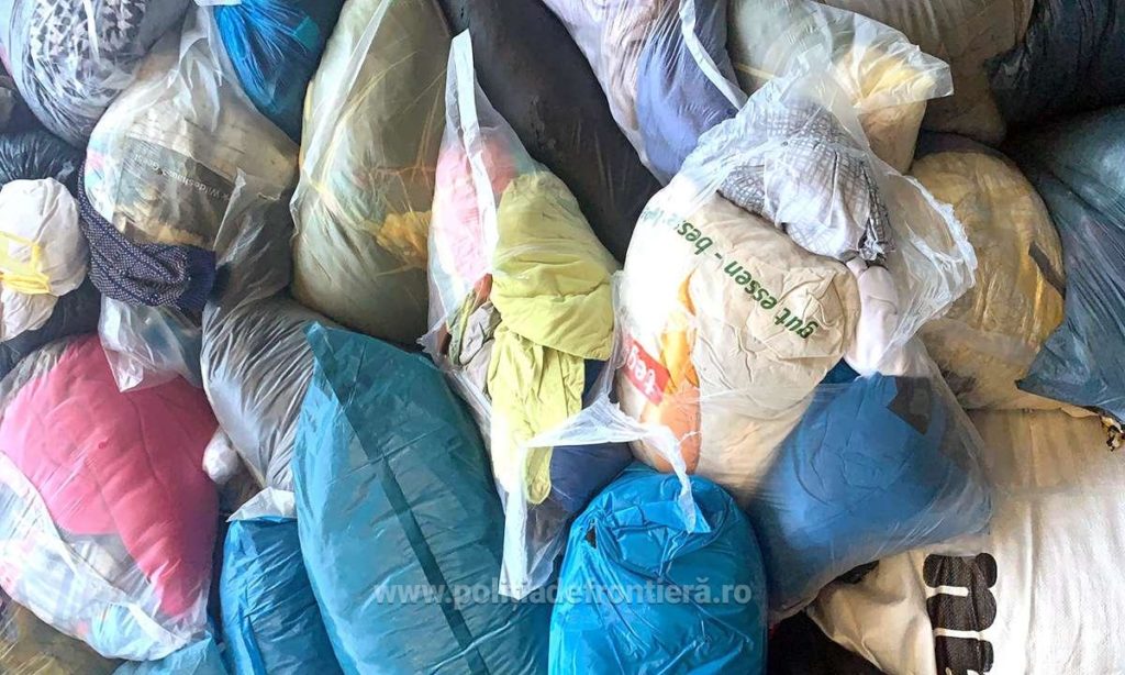 Peste 16 tone de îmbrăcăminte uzată, depistate la Borș