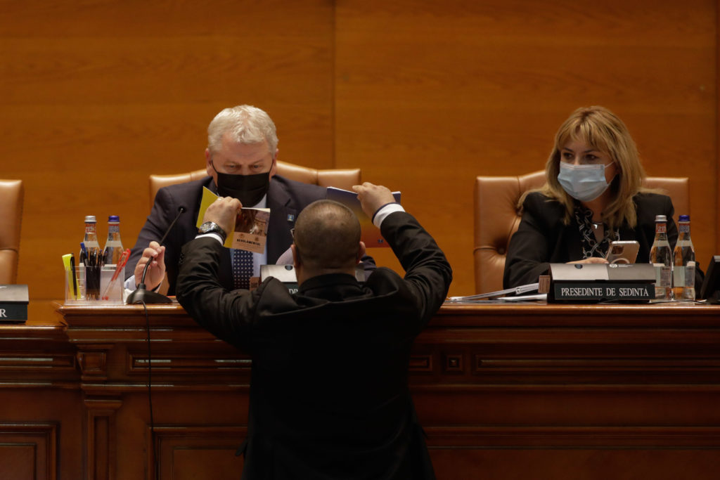 Florin Roman va depune plângere penală pentru agresiune fizică după incidentul din plenul reunit