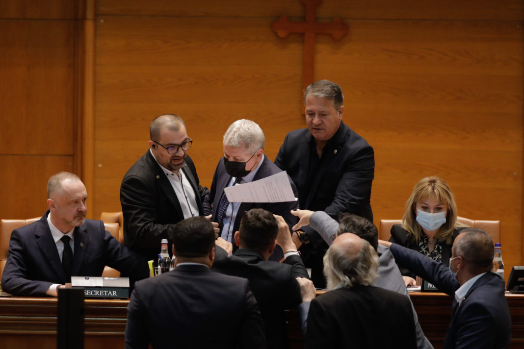 Scene de lumea a treia în plenul reunit: Florin Roman a fost înlăturat cu forța (Foto: Inquam Photos/ George Calin)