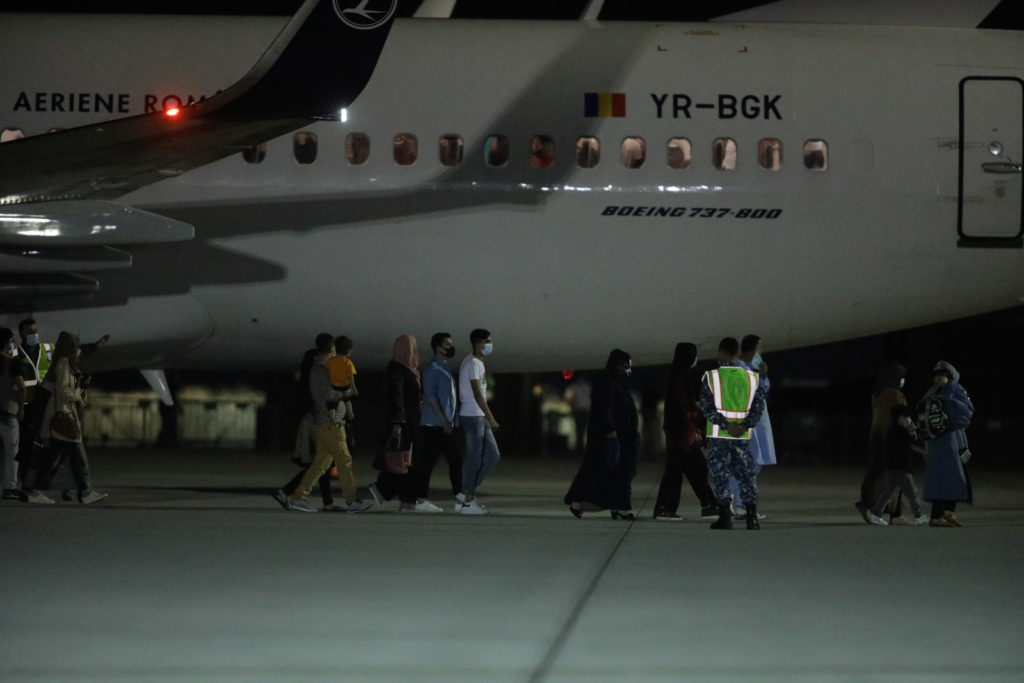 Încă 139 de refugiați afgani, evacuați de România
