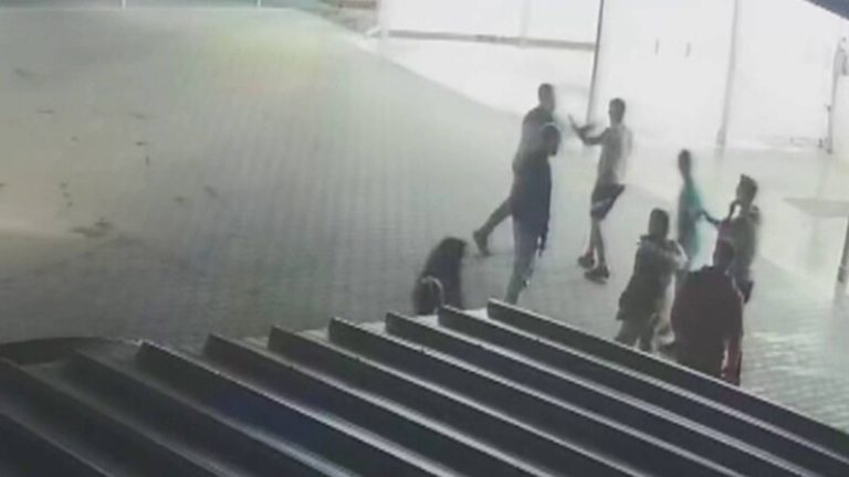 Tânăr snopit în bătaie de un polițist, într-o spălătorie auto