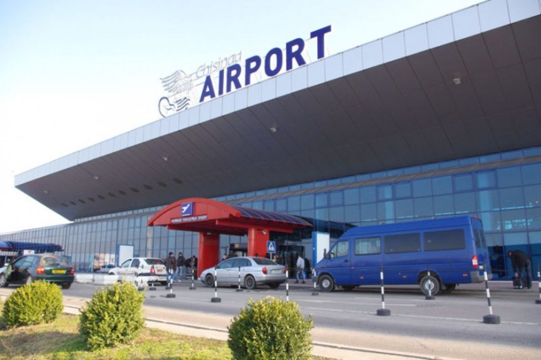 Percheziţii pe aeroportul din Chişinău. Polițiști, acuzați că cereau bani pentru a permite încălcarea regulilor anti-Covid