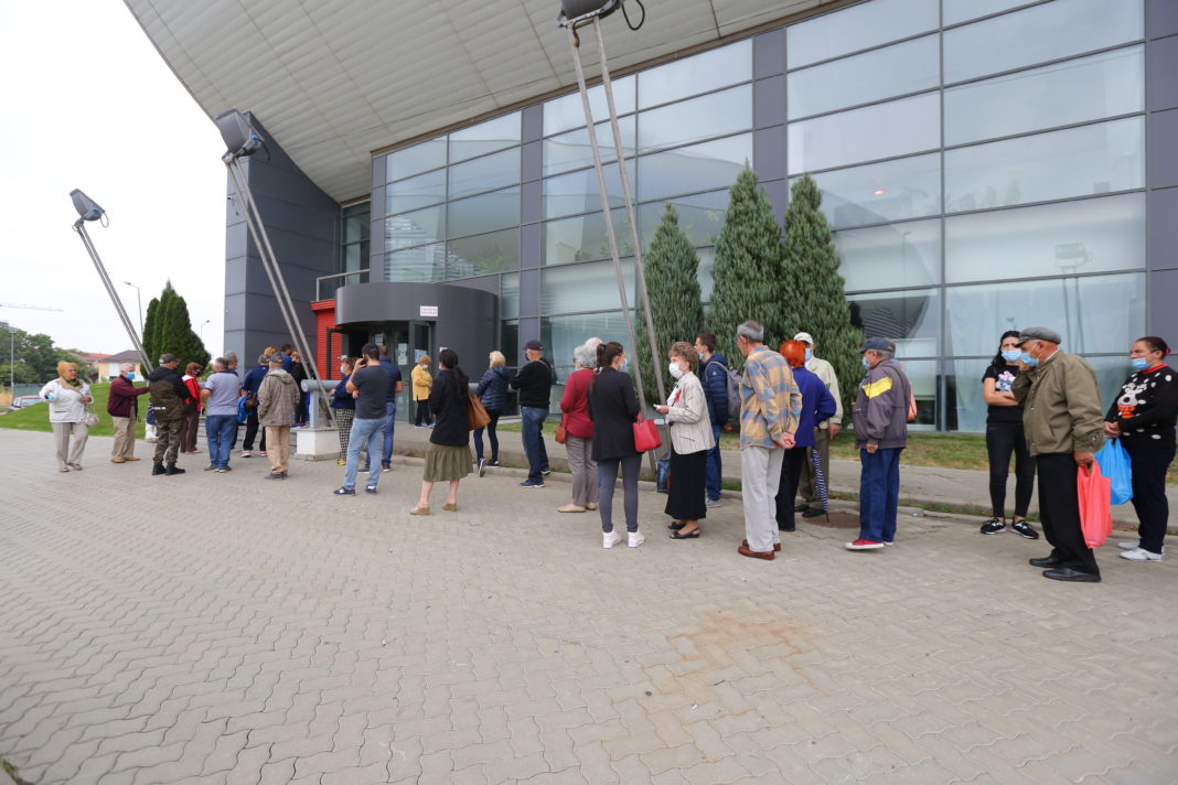 Bătrânii, la coadă pentru a treia doză de vaccin Bătrânii, la coadă pentru a treia doză de vaccin