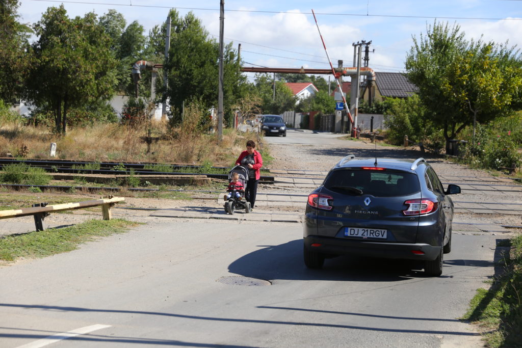 Trecerile de cale ferată pun în pericol vieţile craiovenilor de ani de zile