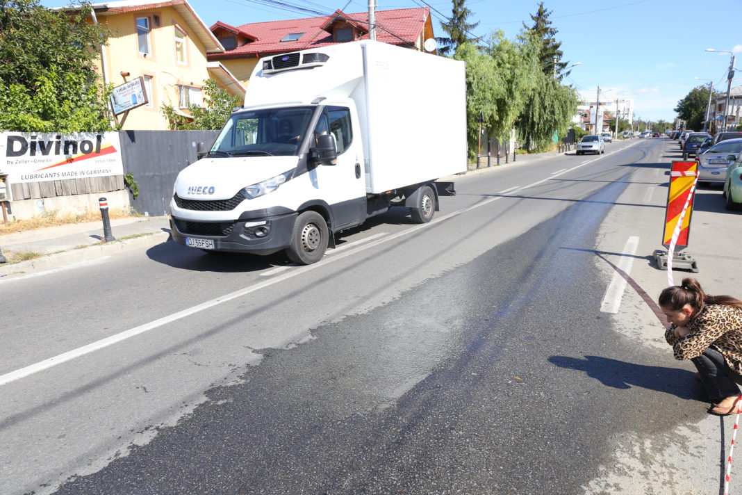 A ieşit apă din asfalt, CAO a pus balize