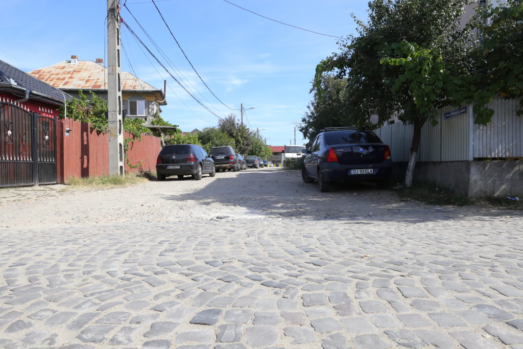 Stradă ca în mediul rural, chiar în faţa SCJU Craiova