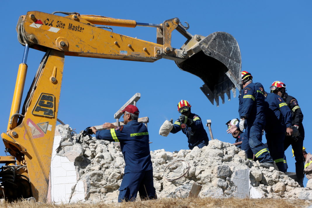 Un muncitor a murit după ce biserica în care lucra s-a prăbuşit în urma puternicului seism care a zguduit luni insula Creta Foto: REUTERS/Stefanos Rapanis)