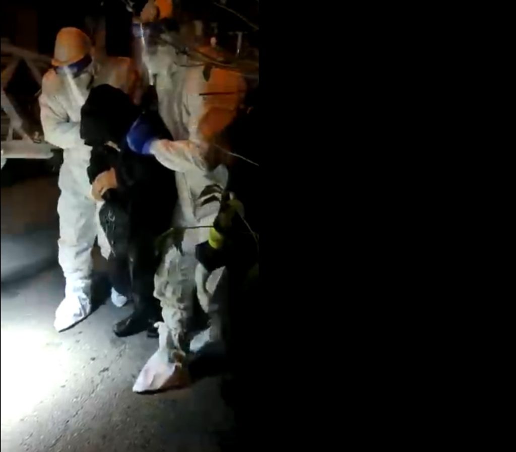 Târgu Jiu: Femeia urcată pe stâlp, coborâtă după 8 ore și internată la Secția Psihiatrie
