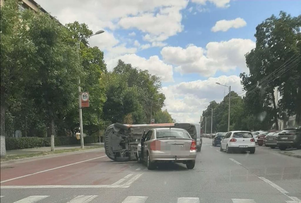 Maşină răsturnată pe bulevardul Dacia, în urma unui accident