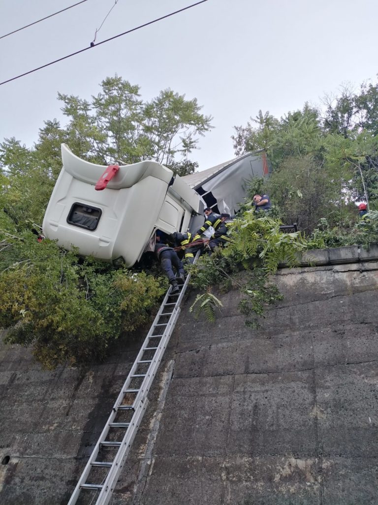 Trenuri oprite, după ce un TIR s-a răsturnat în preajma liniilor