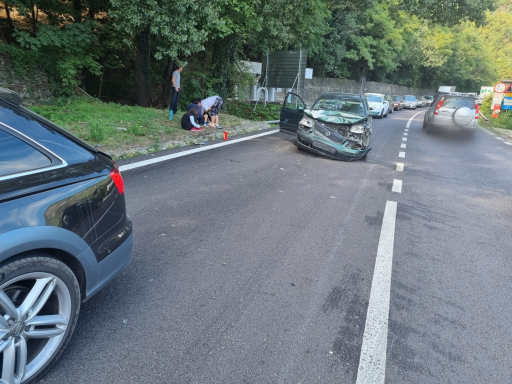Coliziune între 3 autoturisme în Căciulata. Trei răniți, dintre care un copil