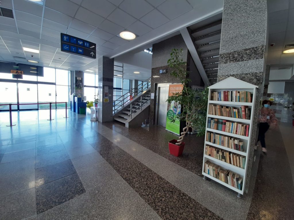 Biblioteca „Aman“ continuă Proiectul „Flying Books” la Aeroportul Craiova