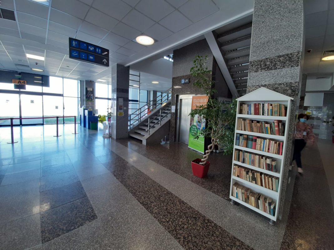 Bibliotecarii au transportat la Aeroportul Craiova încă 1500 de cărți, care completează fondul de carte existent la terminalul „plecări”