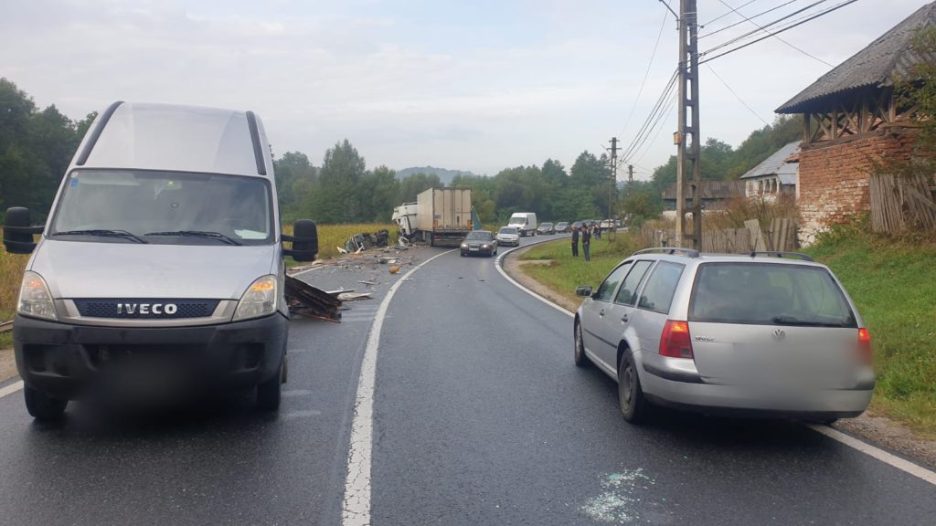Vâlcea: Un rănit, după coliziunea a trei autoturisme