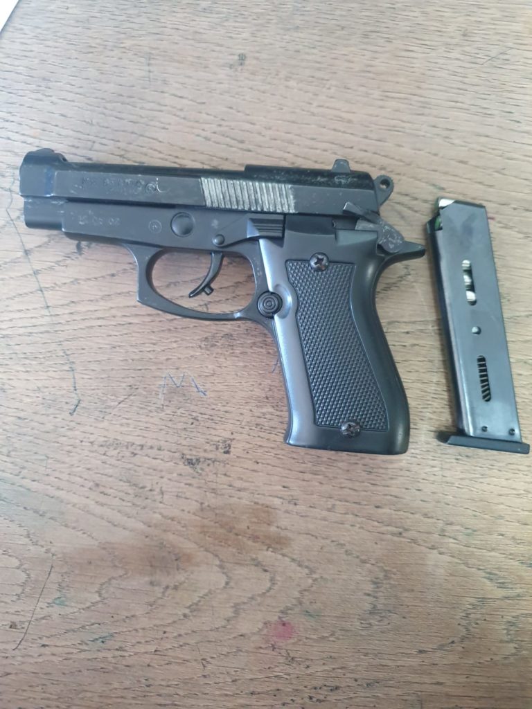 Un bărbat din Filiași, amenințat cu pistolul chiar în fața locuinței sale
