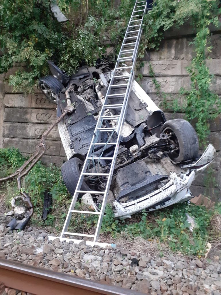 Autoturism căzut pe calea ferată la Călimănești