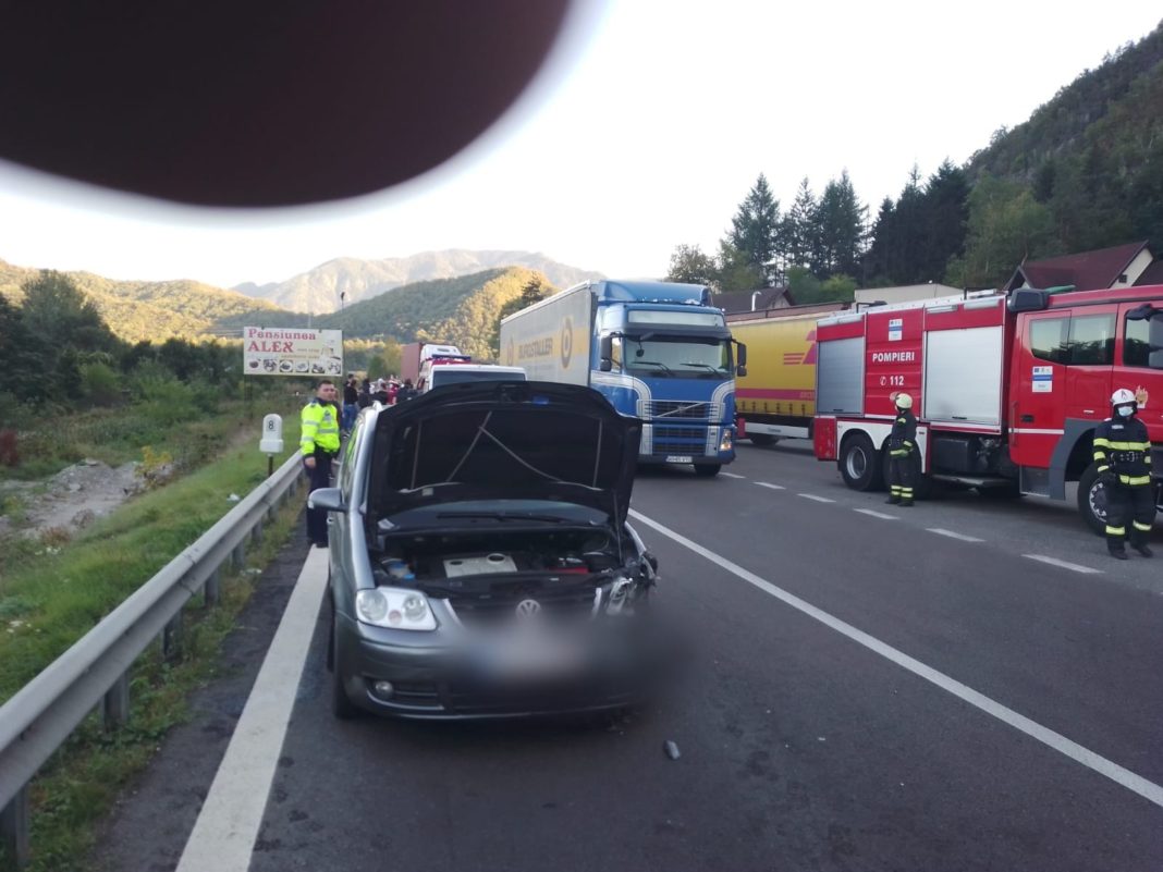 Vâlcea: Două autoturisme și o autoutilitară, implicate într-un accident în comuna Racovița