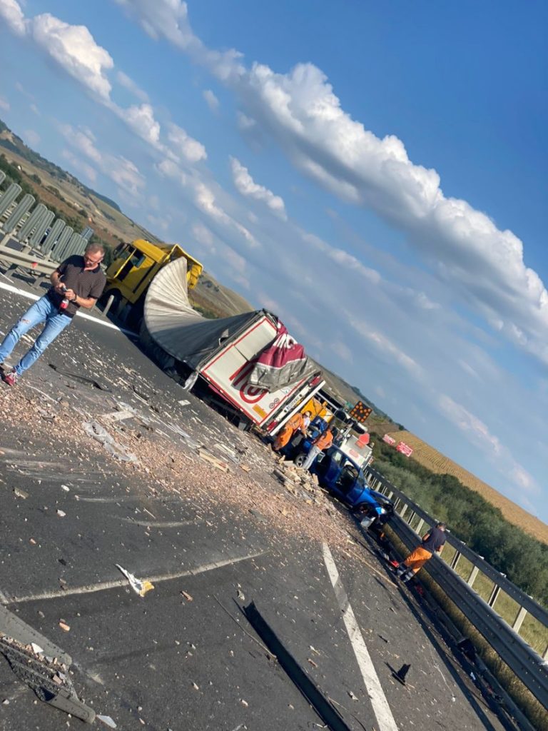 Coliziune între două tiruri și trei autoturisme pe A1