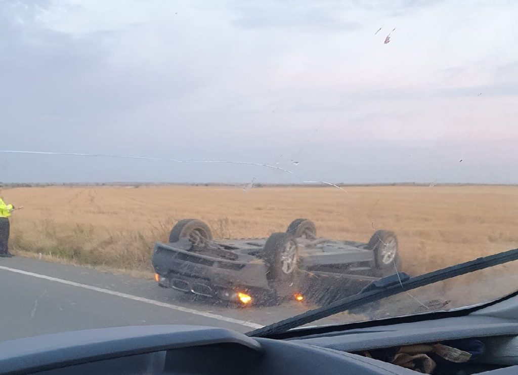 BMW răsturnat în apropiere de Galicea Mare
