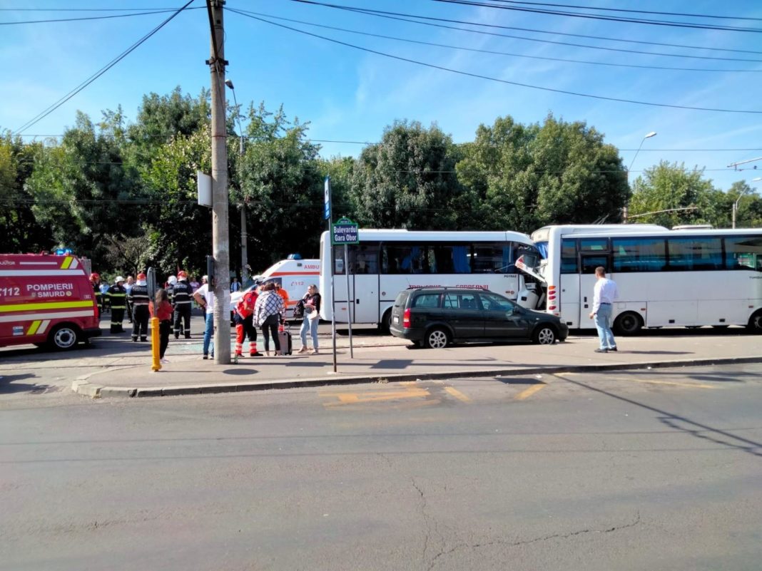 Zece răniţi, după ce două autobuze s-au ciocnit în fața Gării Obor din Bucureşti
