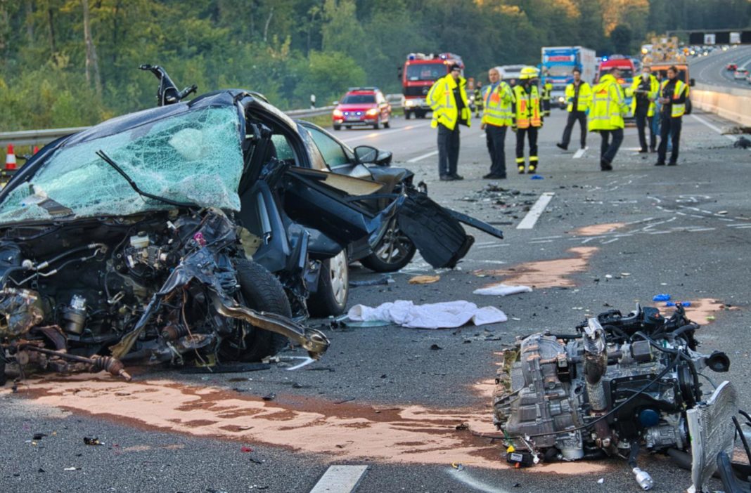 Patru morţi şi doi răniţi în comă după un carambol pe o autostradă din Germania