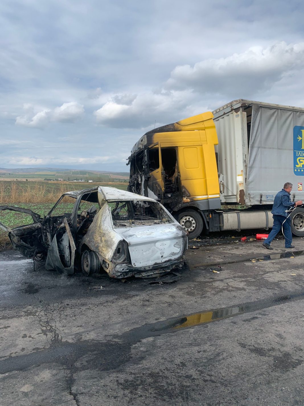 Şofer mort carbonizat după ce a intrat cu maşina într-un TIR, pe DN 1B