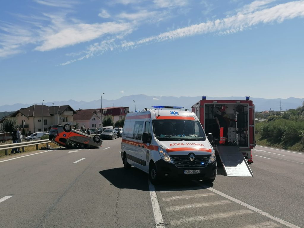Patru răniţi după o ciocnire între două autoturisme pe DN 1