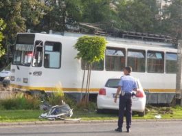 Maşină lovită de tramvai, după ce şoferiţa a pierdut controlul volanului şi a intrat pe şine