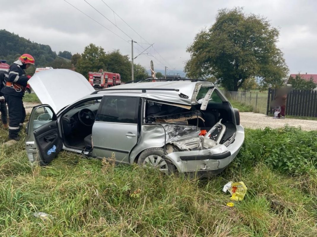 Doi răniţi după ce maşina în care se aflau a fost lovită de tren