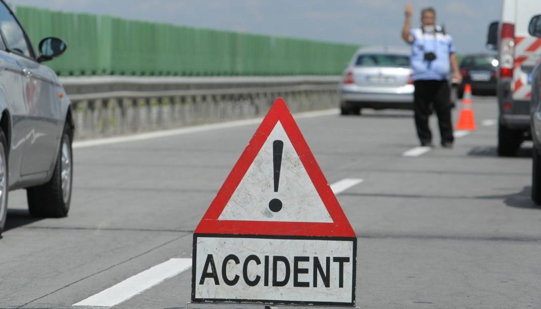 În accident sunt implicate 2 autoturisme