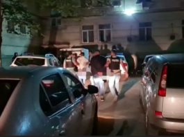 Un tată şi cei trei fii, arestaţi după ce au bătut o familie la mall