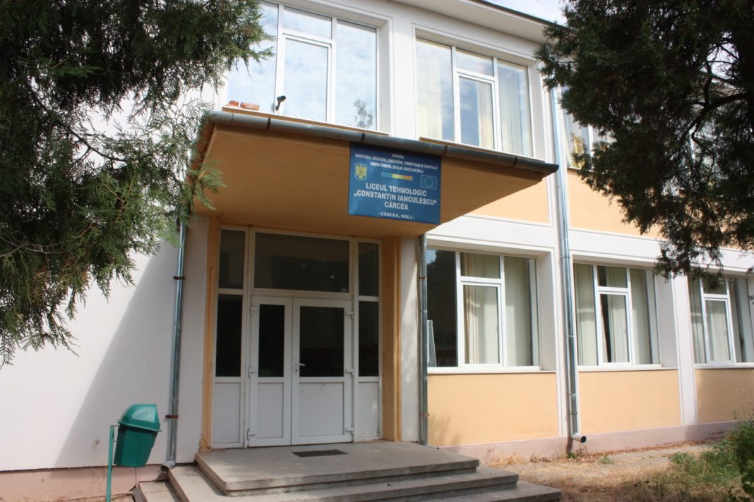La Cârcea se închide şcoala, elevii vor învăţa online