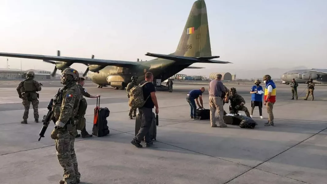 România a mai evacuat 45 de cetățeni afgani