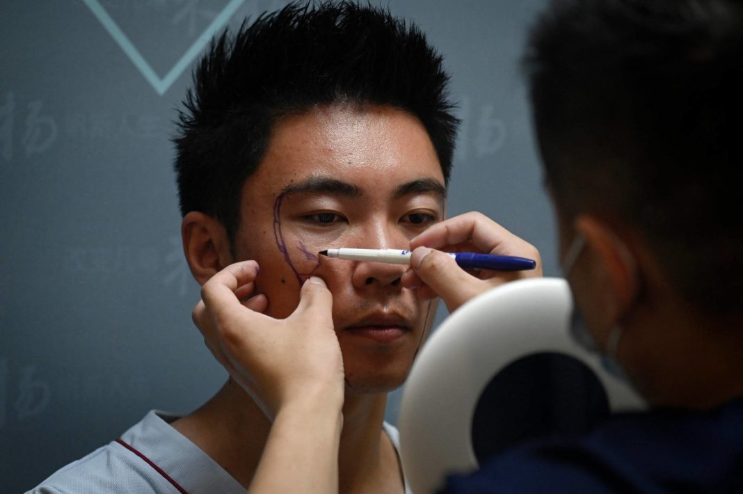 Bărbații din China îşi fac operaţii estetice pentru a-și spori șansele în viață