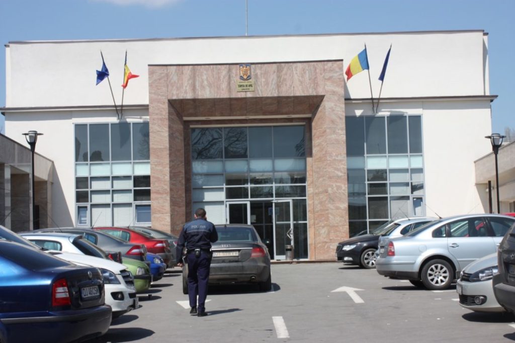 Tânără acuzată de furturi din autobuze, predată autorităţilor italiene