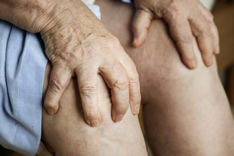 Durerea cronică a genunchilor îmbătrânește creierul