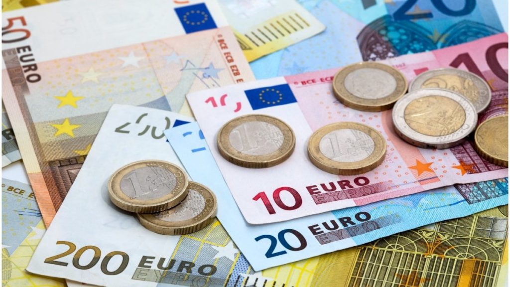 Euro atinge un maxim istoric – 4,9389 lei