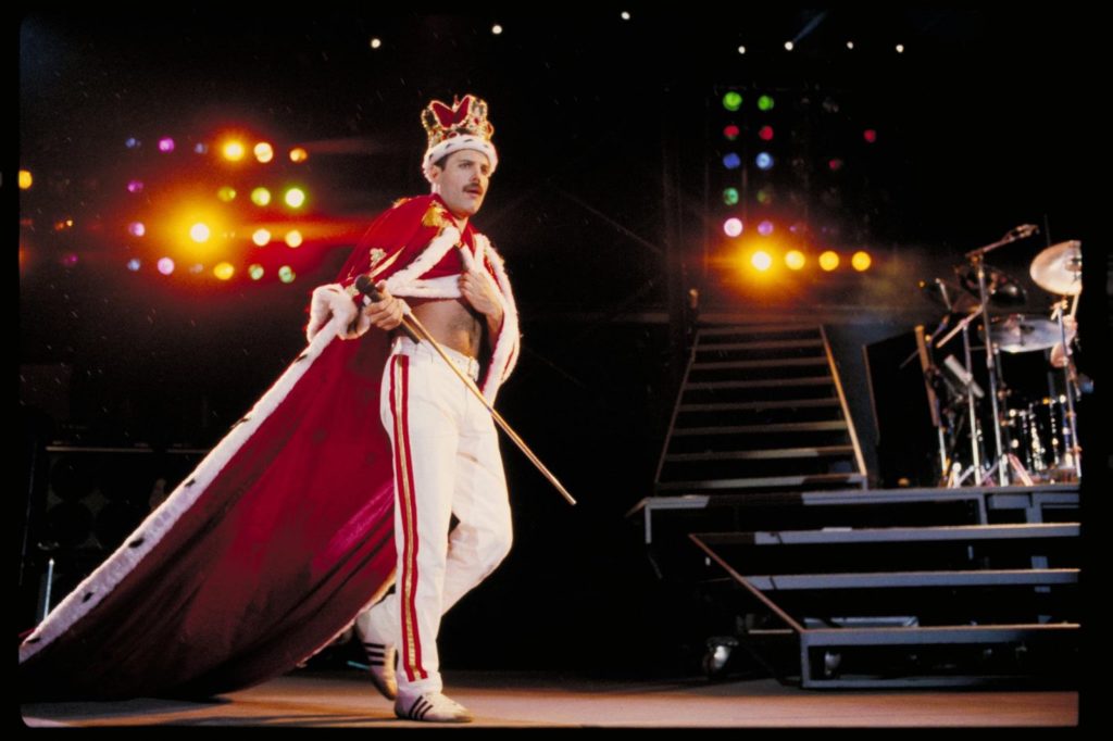 Freddie Mercury (pe numele său adevărat Farrokh Bulsara) - compozitor, solist şi mentor al trupei Queen - s-a născut la 5 septembrie 1946