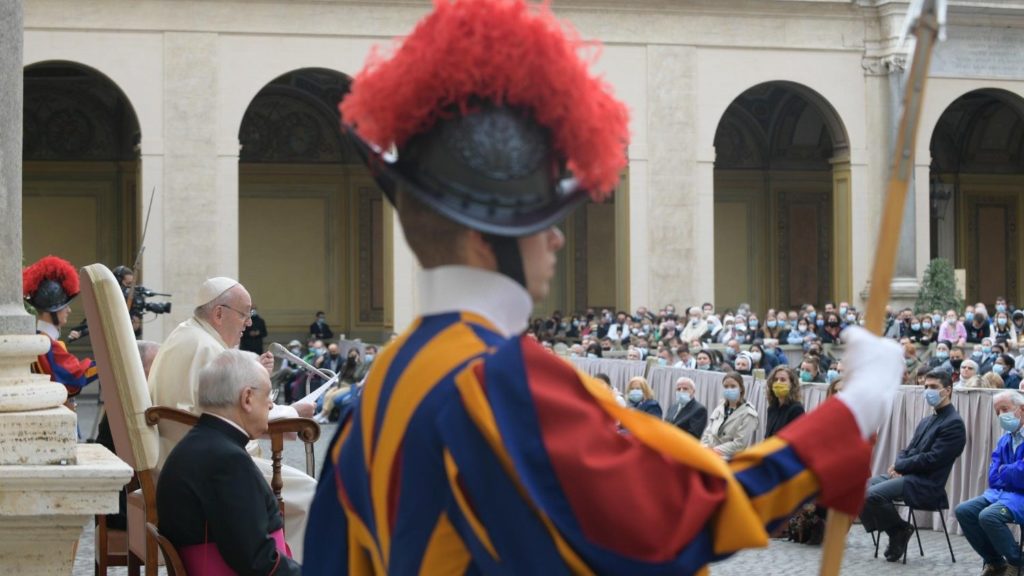 Decizie istorică la Vatican: Femeile vor putea face parte din Gărzile Elvețiene