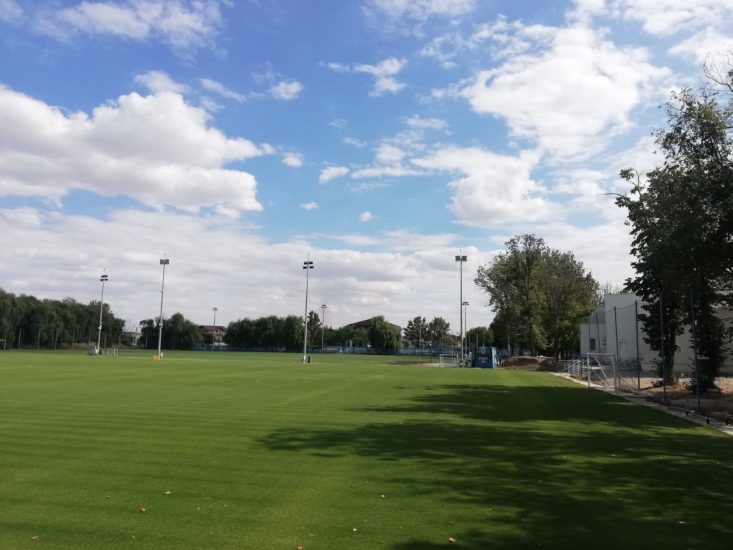 Noul gazon. Singurul ofertant care s-a înscris la licitaţia pentru schimbarea gazonului de la stadionul de fotbal din Craiova a realizat terenurile naturale de la cantonamentul din Lunca Jiului, unde se antrenează Universitatea.