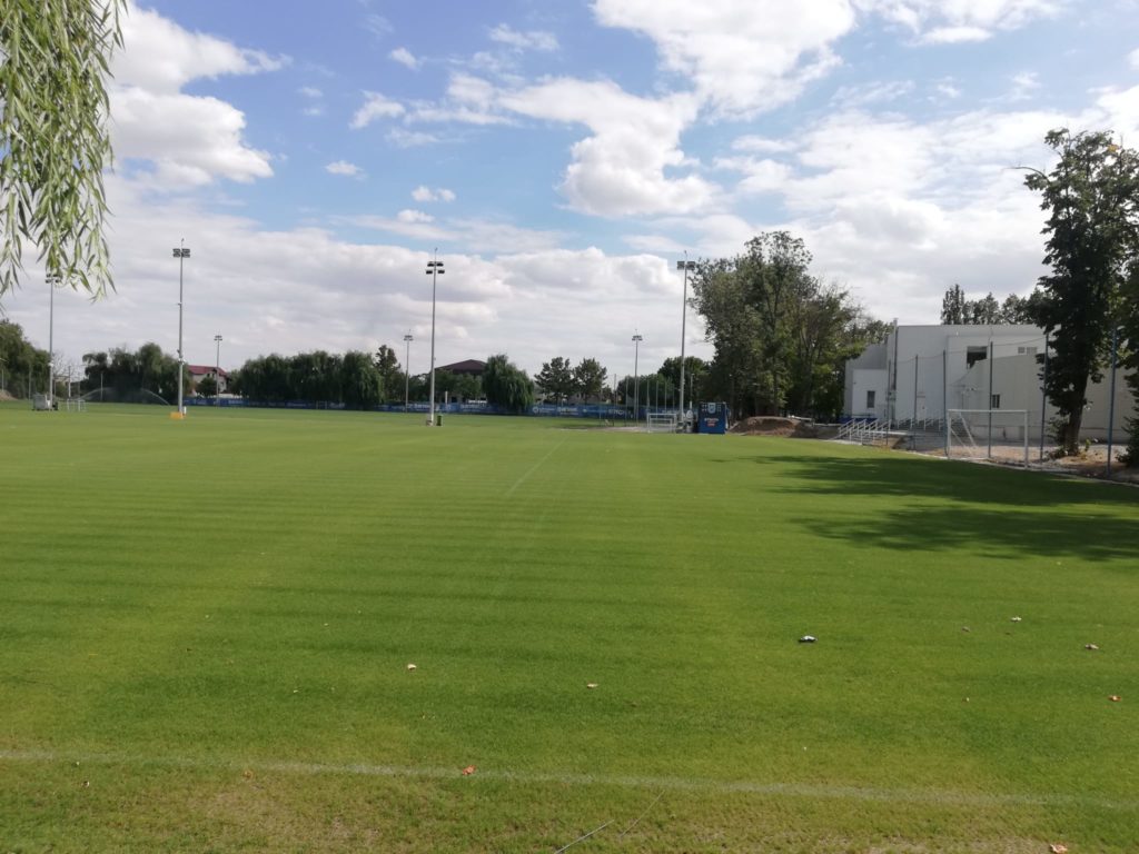 Singurul ofertant care s-a înscris la licitaţia pentru schimbarea gazonului de la stadionul de fotbal din Craiova a realizat terenurile naturale de la cantonamentul din Lunca Jiului, unde se antrenează Universitatea