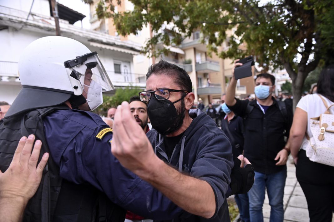 Polițiștii au tras cu gaze lacrimogene după ce tineri neo-naziști au început să arunce cu pietre și cocktailuri Molotov asupra lor