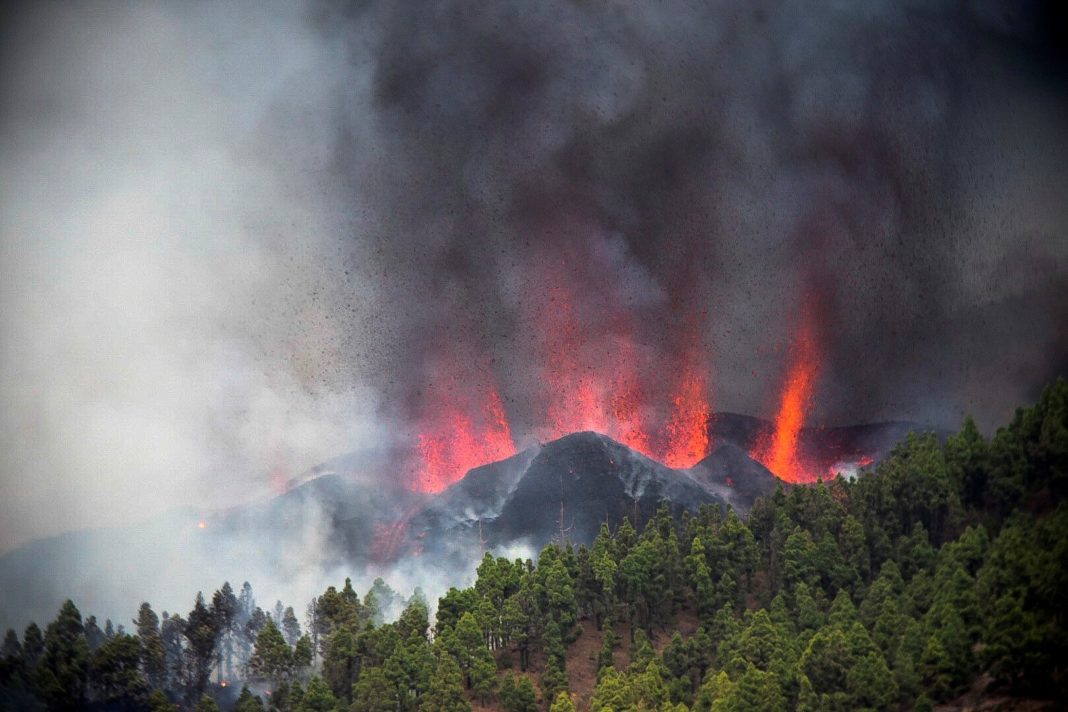 Mii de evacuaţi după ce lava vulcanului din insula spaniolă La Palma a distrus mai multe locuinţe