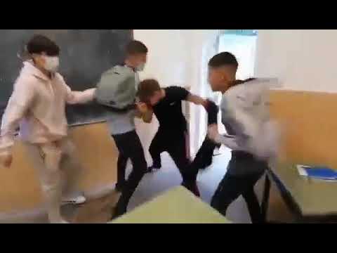 (VIDEO) Elev bătut de colegi pentru că a refuzat să fie umilit