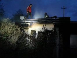 O femeie și fiica ei, salvate în ultimul moment dintr-o casă cuprinsă de flăcări