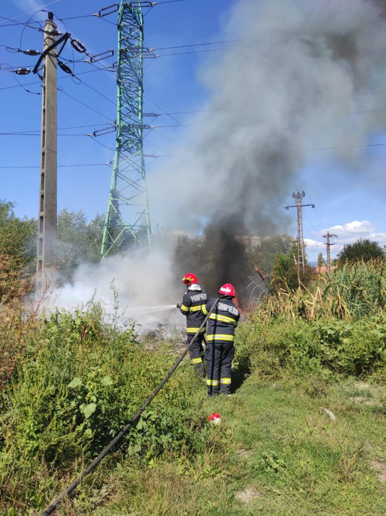Târgu Jiu: Incendiu pe strada  Pinului