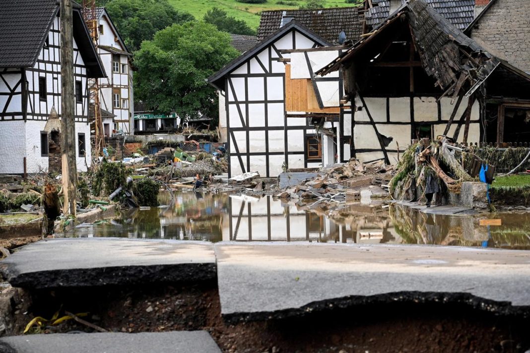 52 de români, acuzați de furturi din casele inundate în Germania